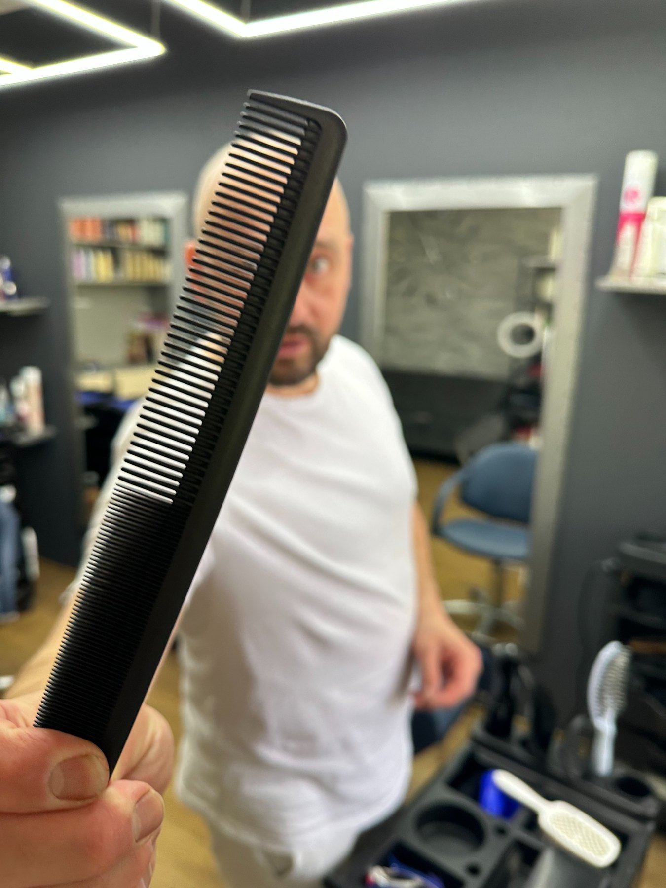 Гребінець у руках майстра